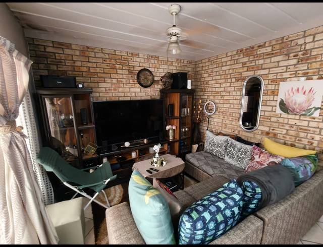 1 BEDROOM APARTMENT FOR SALE IN RUSTENBURG CENTRAL